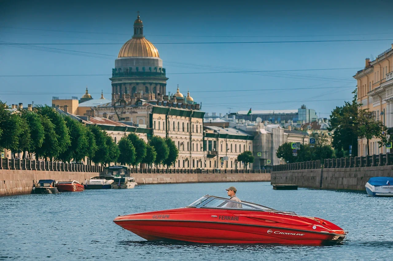 Красный катер Ferrari целиком на канале Петербурга
